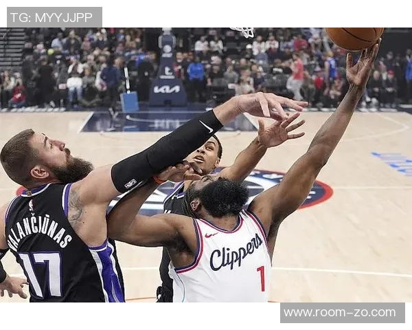 莱昂纳德全能表现助力球队20投10中斩获25分3篮板4助攻3抢断展现实力